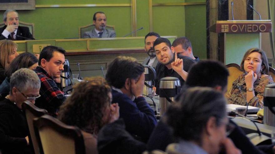 Ana Taboada, a la derecha, en un Pleno, con el Alcalde presidiendo la sesión.