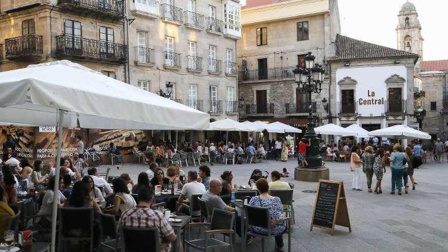 Terrazas en Praza da Constitución en Vigo. // Alba Villar