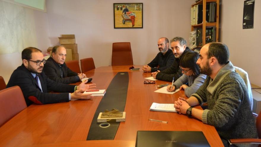 Un momento de la reunión entre representantes de la Universidade de Vigo, a la izquierda, y del Concello de Bueu y FIC Bueu. // T.G.