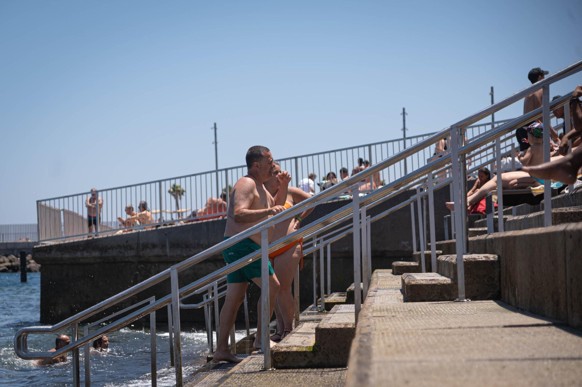 Los tinerfeños disfrutan del buen tiempo en la costa de Santa Cruz