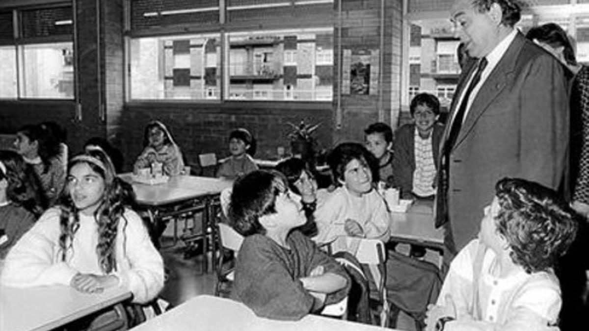 Jordi Pujol, en una escuela de Santa Coloma de Gramenet en 1988.