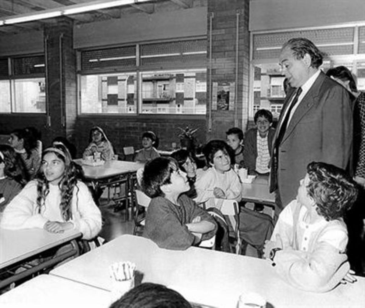 Jordi Pujol, en una escola de Santa Coloma de Gramenet el 1988.