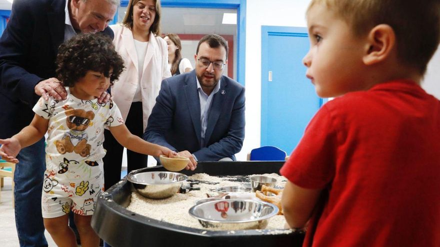 García Longo (a la izquierda), junto a Llamedo y Barbón, mientras departen con dos niños de la escuelina. | LNE