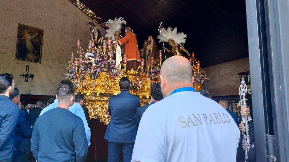 Entrada del Cautivo de San Pablo en el templo.