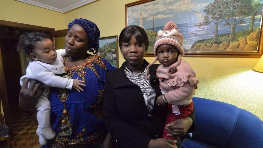 Odile Seraphine Atindehou y su hijo Eric posan junto a Mati Mbaye y la pequeña Ami Dong.