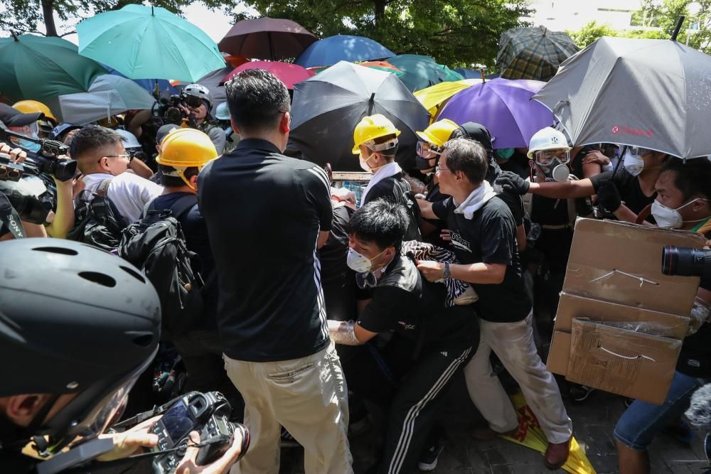 Policías y manifestantes hongkoneses chocan en ...