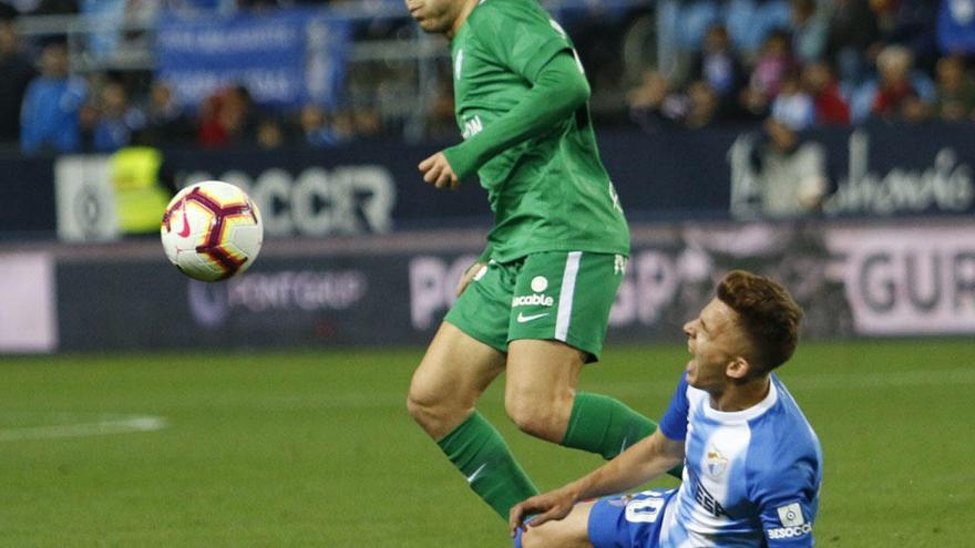 Iván Alejo se duele en una acción del partido ante el Sporting.