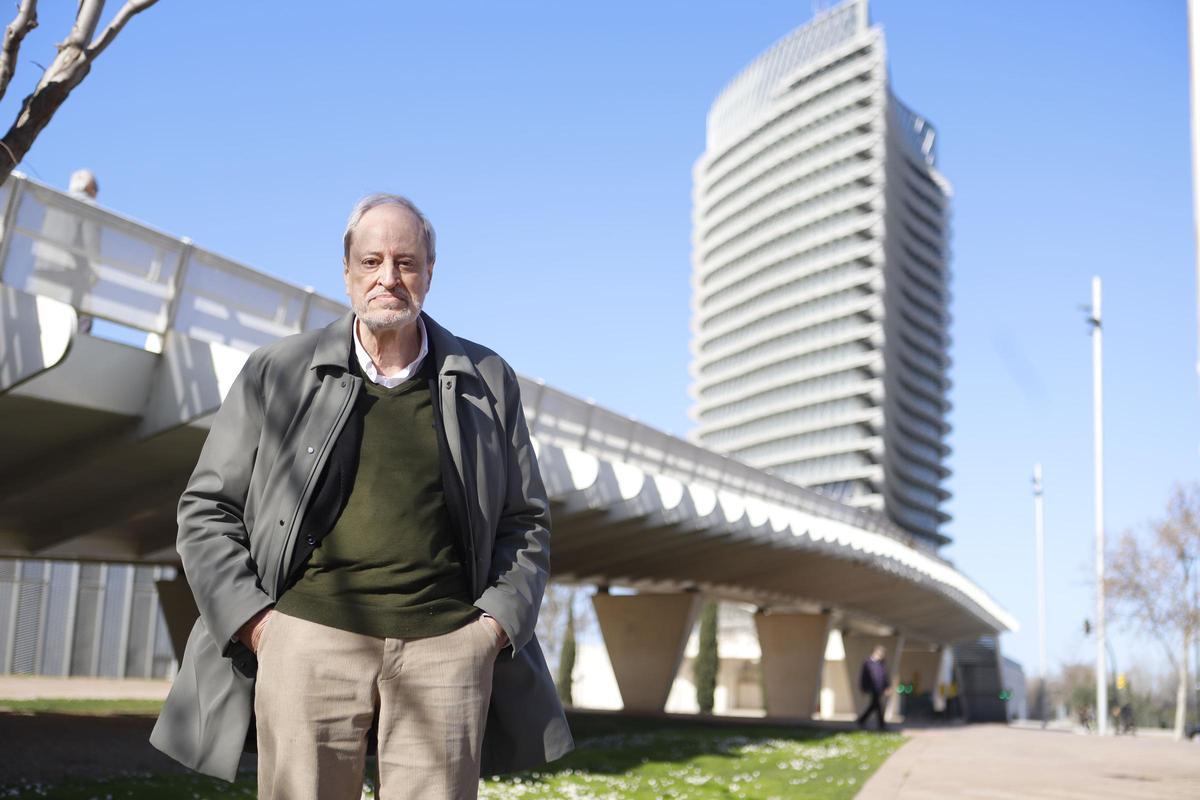 Enrique de Teresa, delante de la Torre del Agua, este pasado jueves.