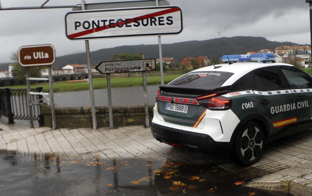 Efectivos de la Guardia Civil en Pontecesures. | NOÉ PARGA