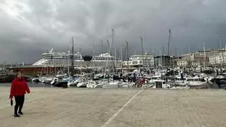 Cruceros en el puerto de A Coruña: El 'Aida Bella' atraca con ayuda de remolcadores por el temporal
