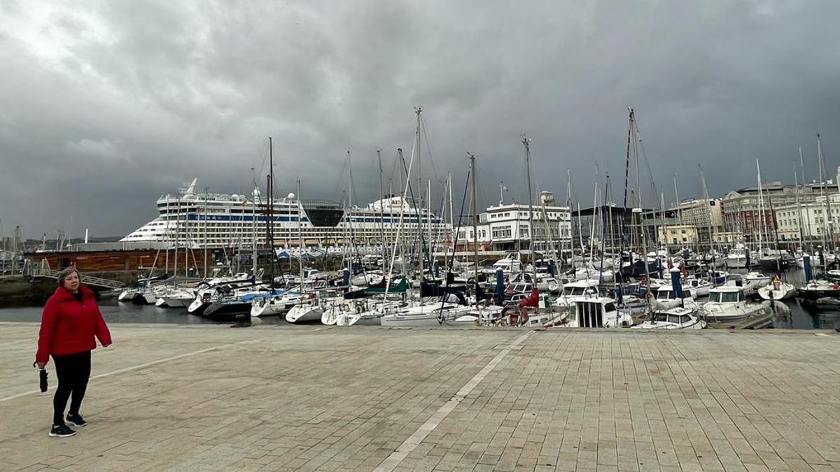 El 'Aida Bella', atracado hoy en el muelle de Trasatlánticos de A Coruña.