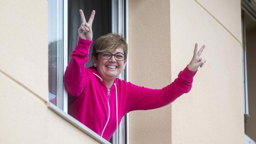 Tere Gómez recrea el signo de victoria durante su cuarentena tras superar el coronavirus y recibir el alta hospitalaria.