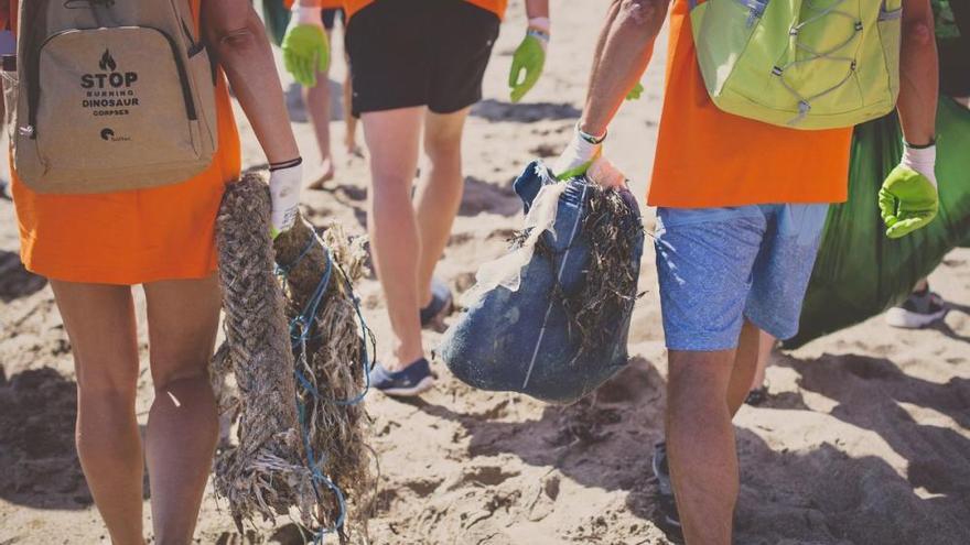 Recogen basura en Cabo de Palos con ayuda de la Mar de Músicas