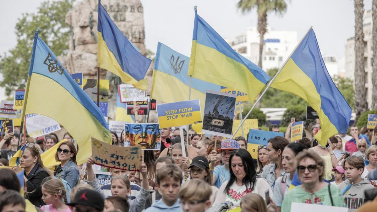 Ucranianos residentes en la isla y mallorquines marcharon y clamaron contra la guerra. | MANU MIELNIEZUK