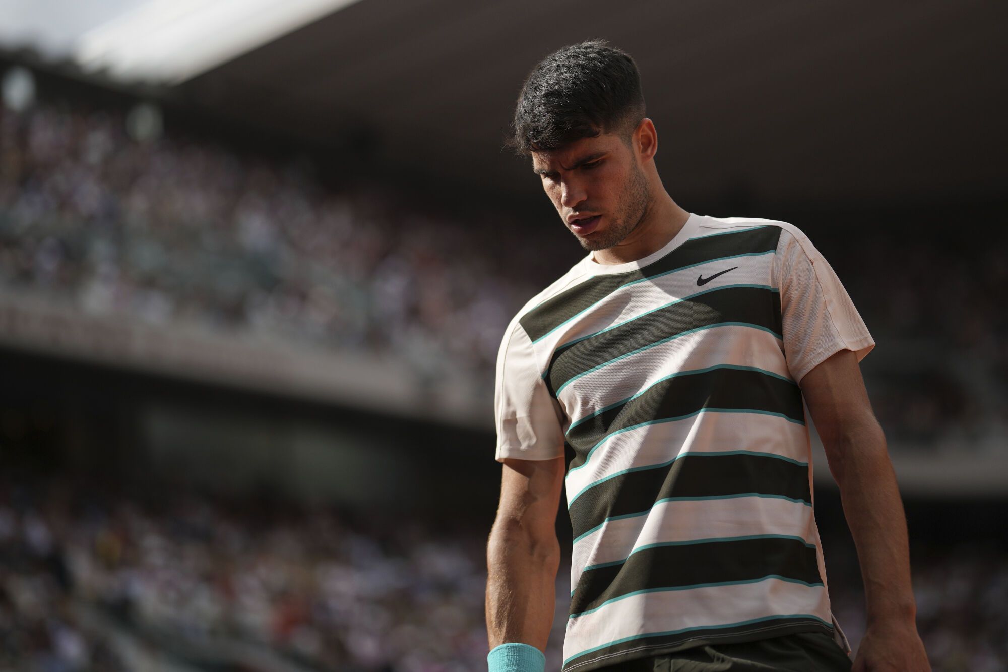 Spain's Carlos Alcaraz looks down as he plays Ben Shelton of the U.S. during their fourth round match of the French Tennis Open, at the Roland-Garros stadium, in Paris, Sunday, June 1 2025. (AP Photo/Christophe Ena)