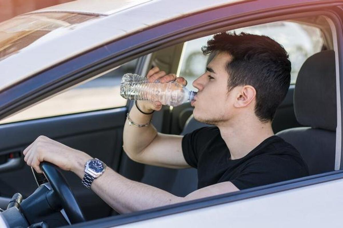 La DGT advierte de multas de hasta 200 euros por beber agua al volante