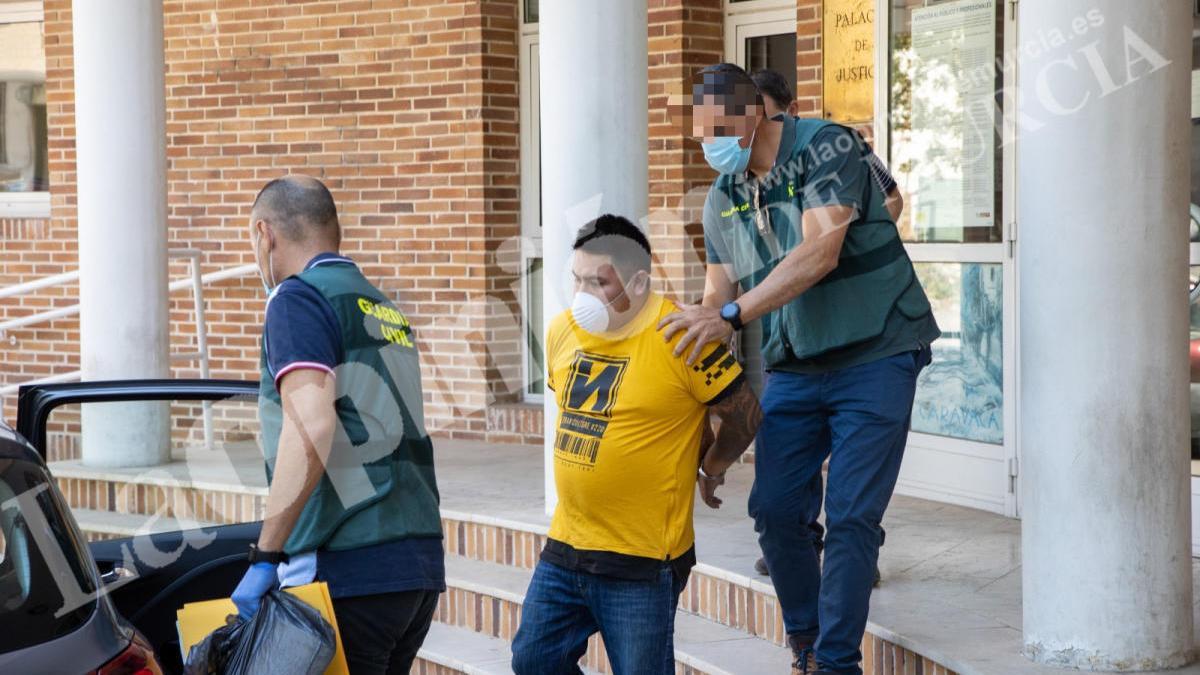 Agentes de la Benemérita, con el sospechoso.