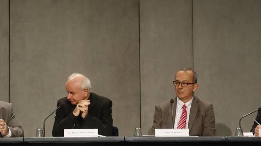 José Luis Mendoza (izquierda) durante la presentación del Observatorio en la sala Stampa del Vaticano.