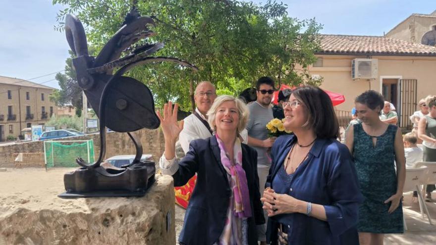 Gascón muestra una de las esculturas donadas a Gimeno.  | SERVICIO ESPECIAL