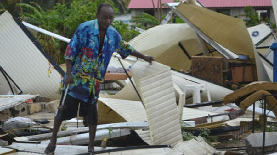 Un hombre contempla los efectos de &#039;Isaac&#039; en Puerto Príncipe.