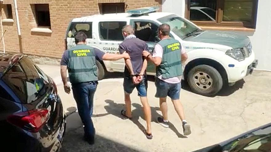 Agentes de la Guardia Civil con uno de los detenidos