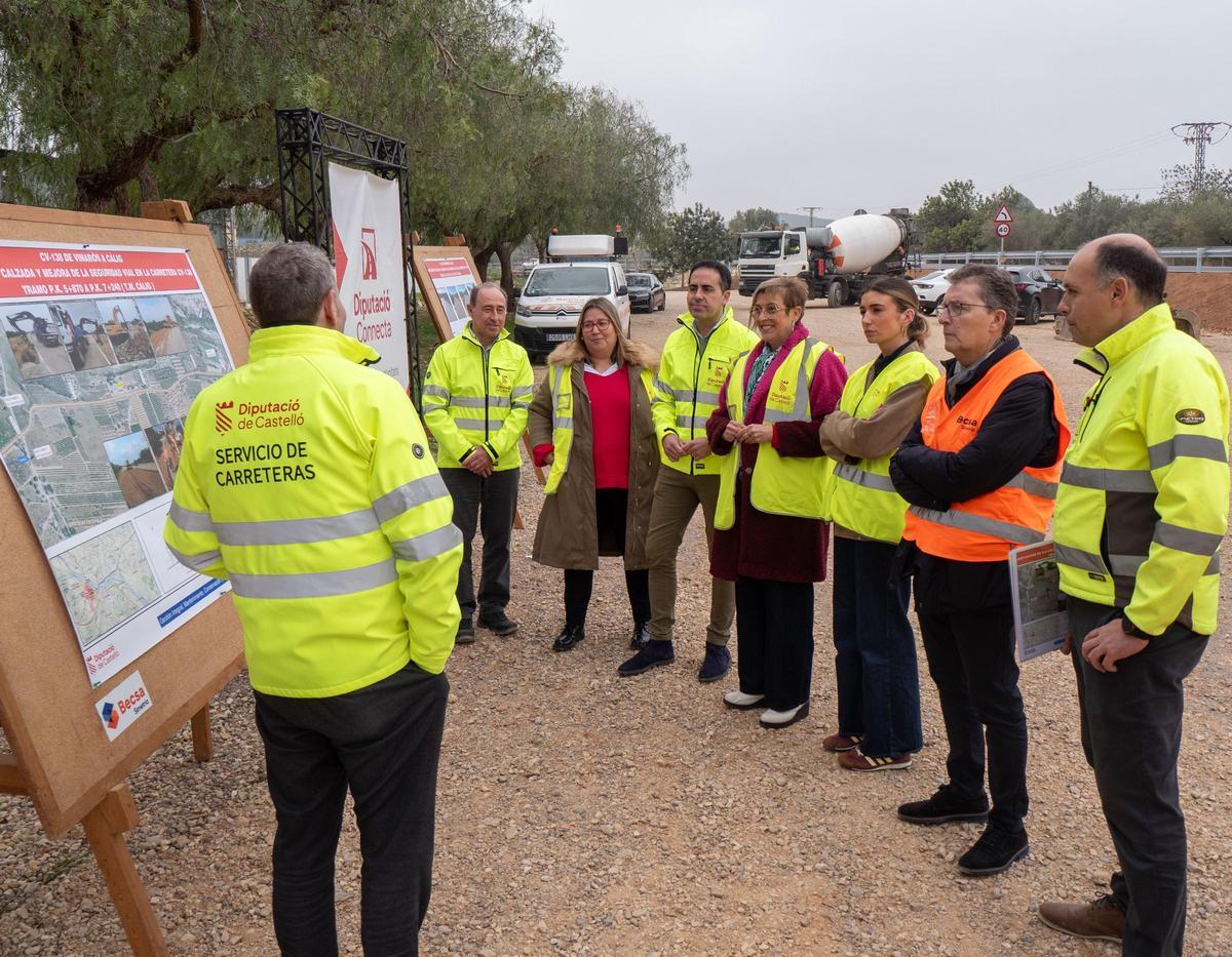 Visita del vicepresidente de la Diputación y la alcaldesa de Càlig, entre otros, a las obras llevadas a cabo en la CV-138 en Càlig.