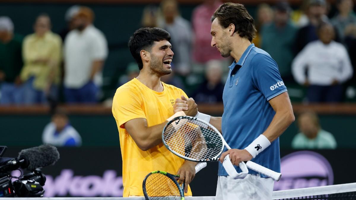 Carlos Alcaraz, junto a Arthur Rinderknech en la red