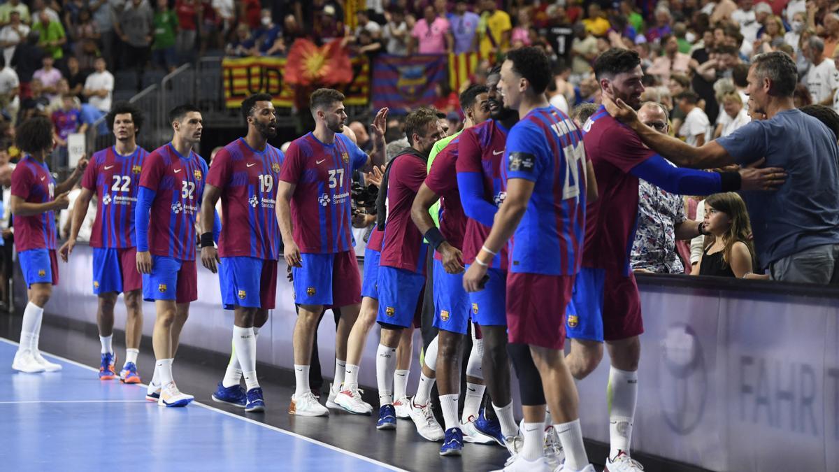 Los jugadores del Barça de balonmano saludan a Iñaki Urdangarin tras el partido.