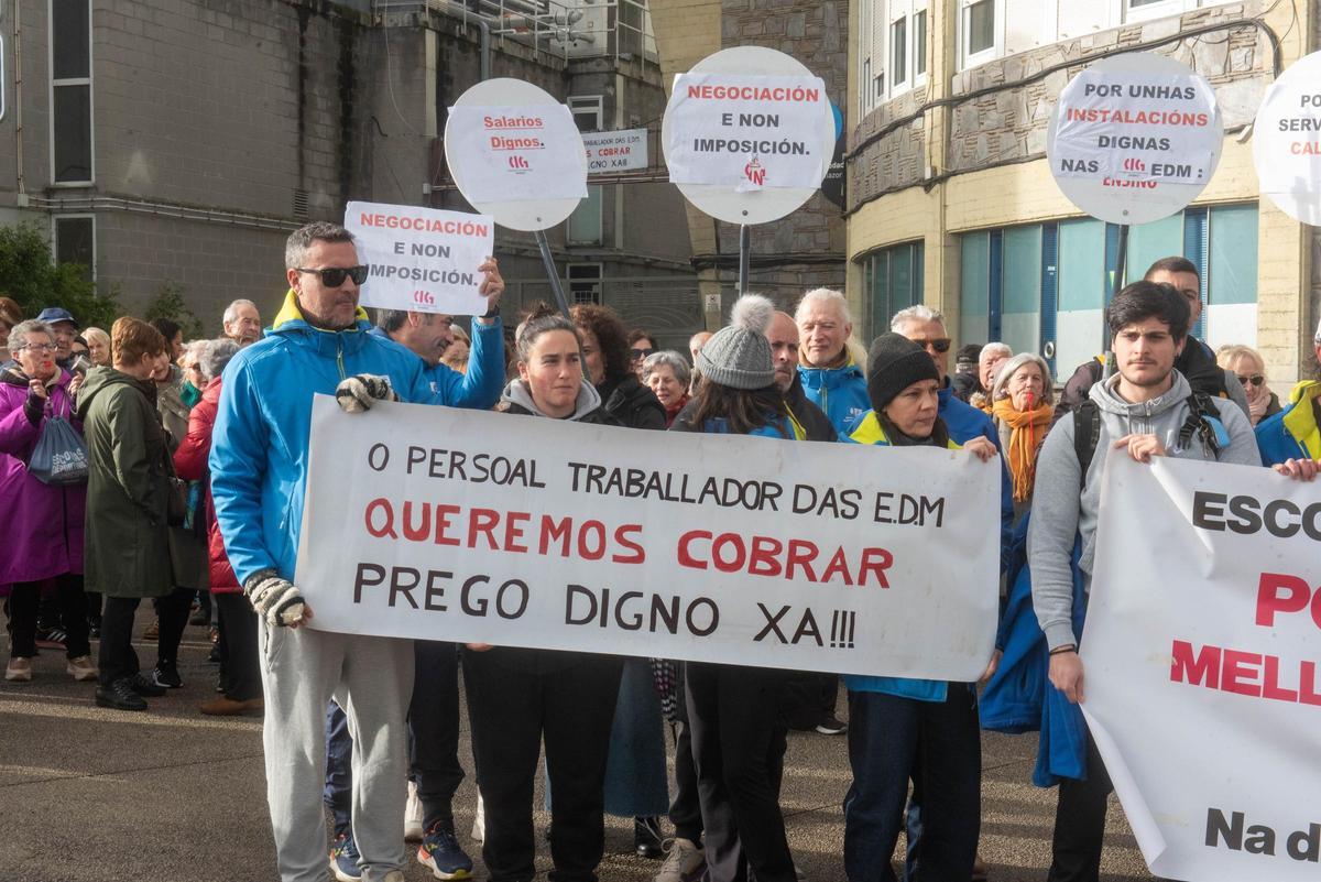 Manifestación en el Palacio de los Deportes del personal de las Escuelas Deportivas