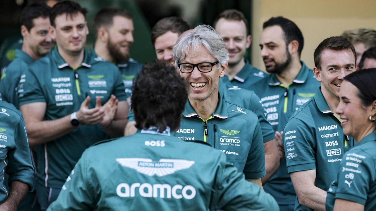 Mike Krack junto a Fernando Alonso y el resto del equipo de Aston Martin