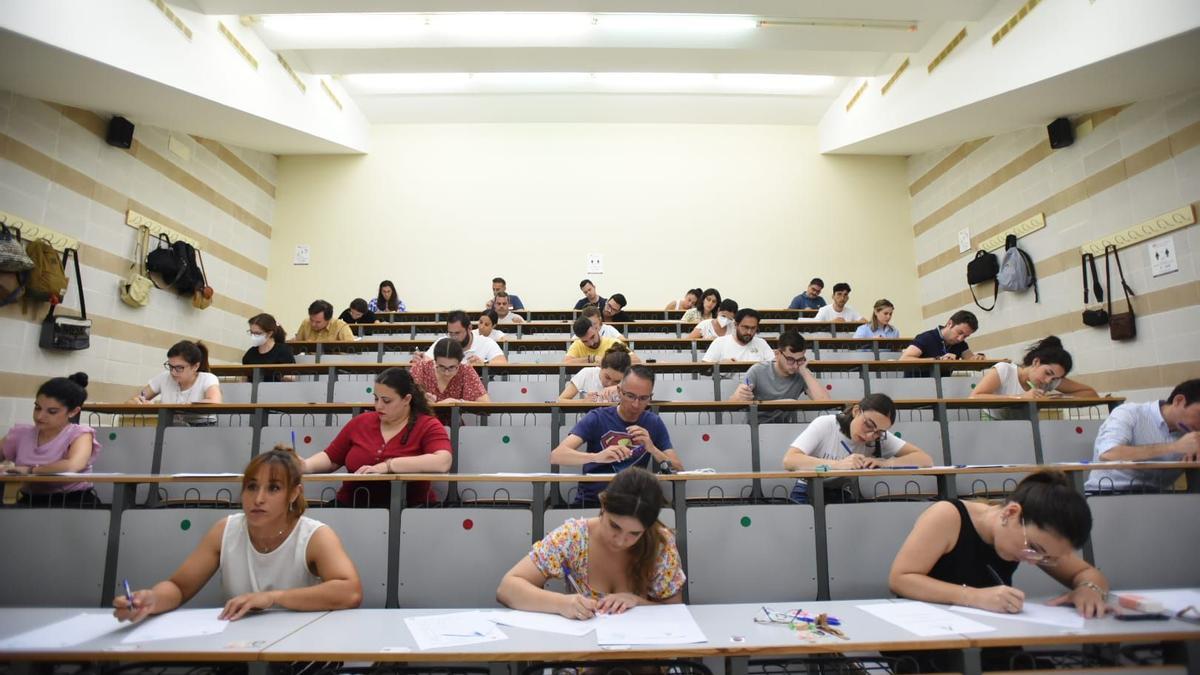 Realización de examen de oposiciones a maestro.