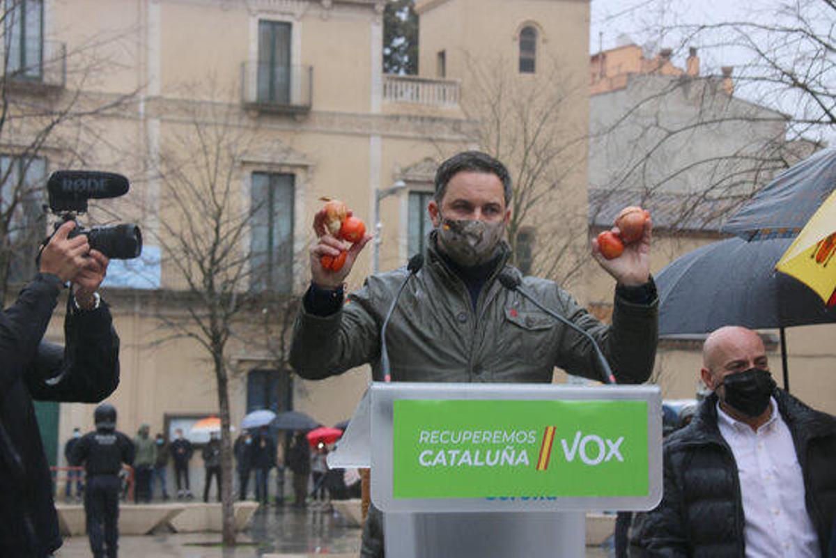 Els Mossos carreguen i disparen projectils de foam contra manifestants anti-vox a l'acte amb Abascal a Salt