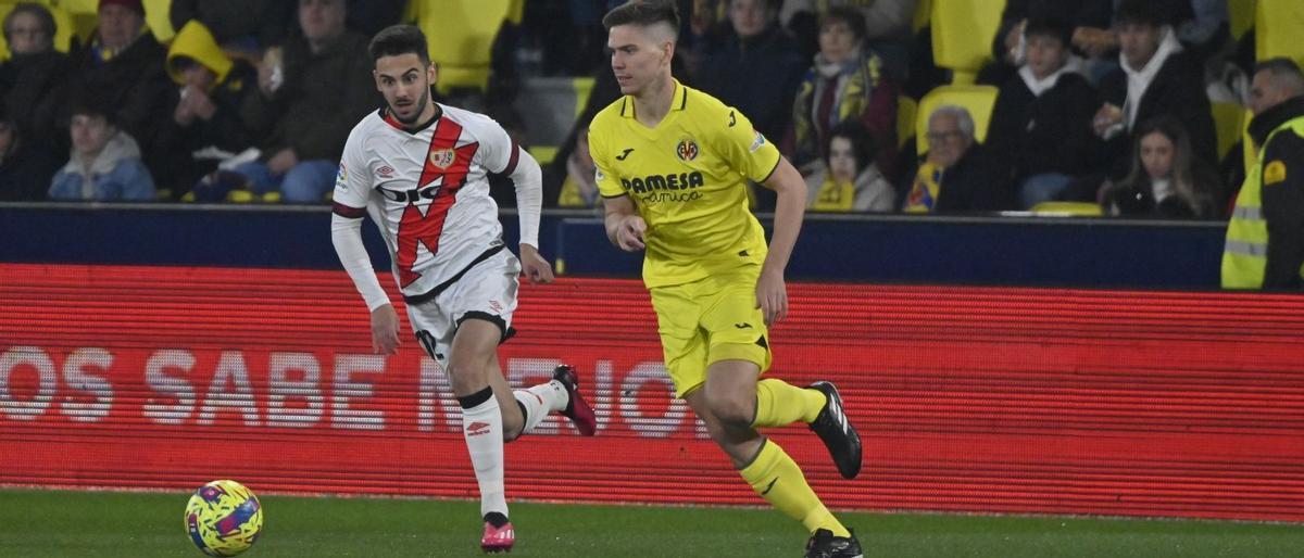 El argentino Juan Foyth (d), durante el partido del Villarreal ante el Rayo Vallecano.