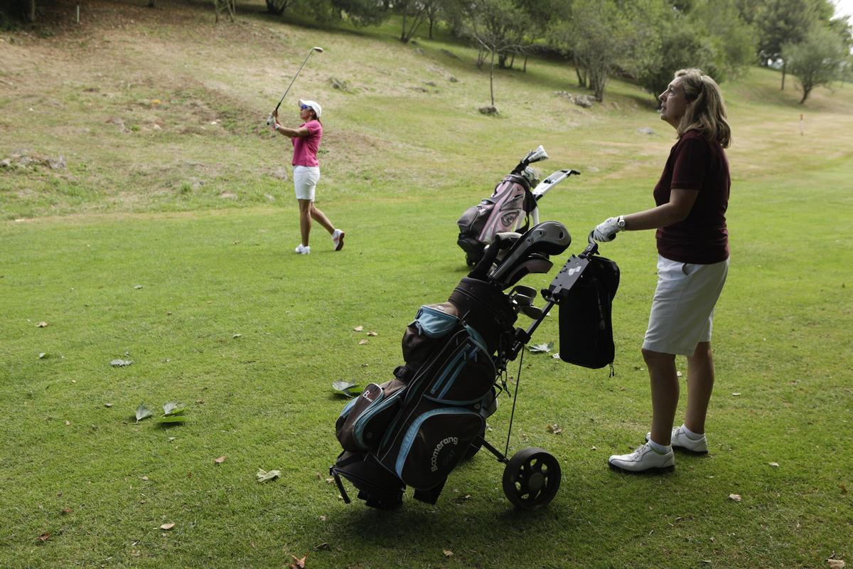 Usuarios de un campo de golf.