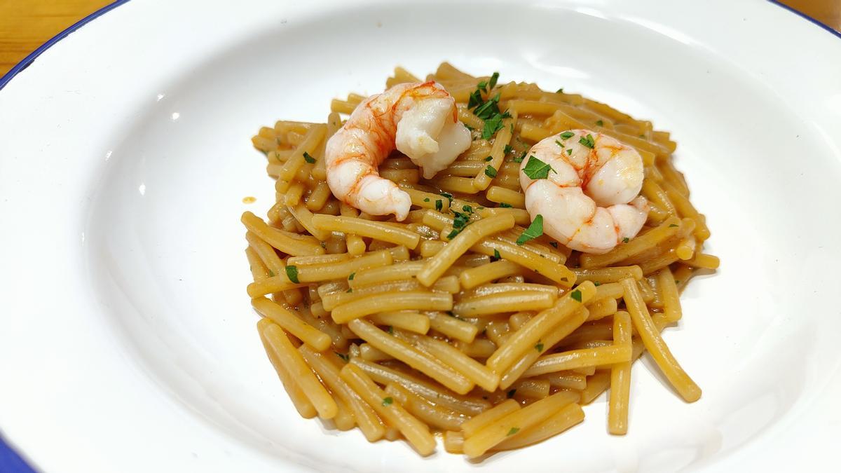 Los fideos con gambas de Can Marlau.