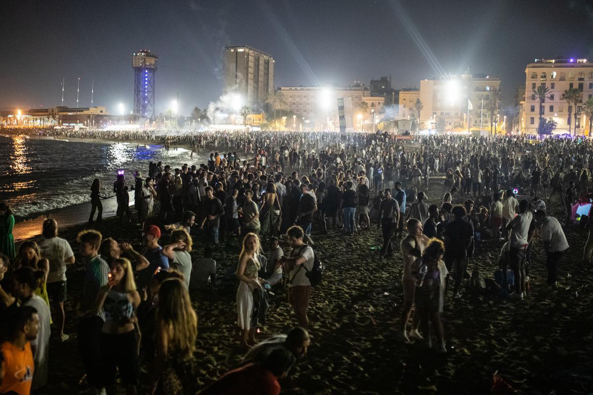 La revetlla torna a la platja a Barcelona