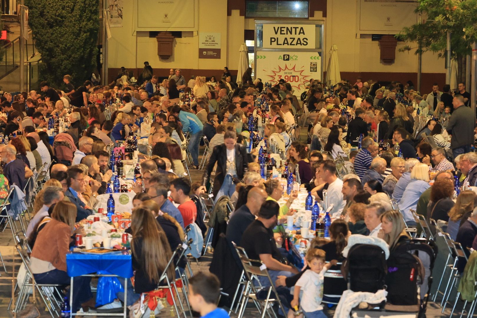 Búscate en la galería de fotos del 'sopar de pa i porta' en las fiestas de Almassora