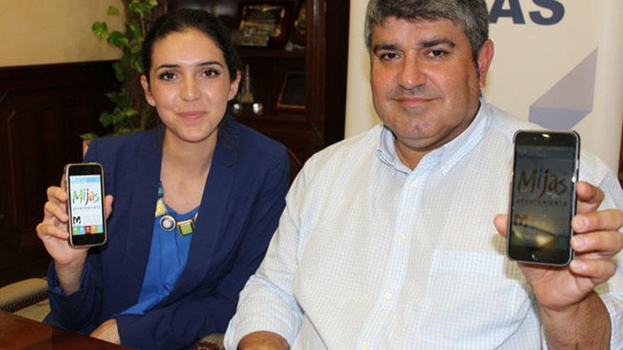 Manolo Navarro y Laura Gómez, en la presentación de la app.