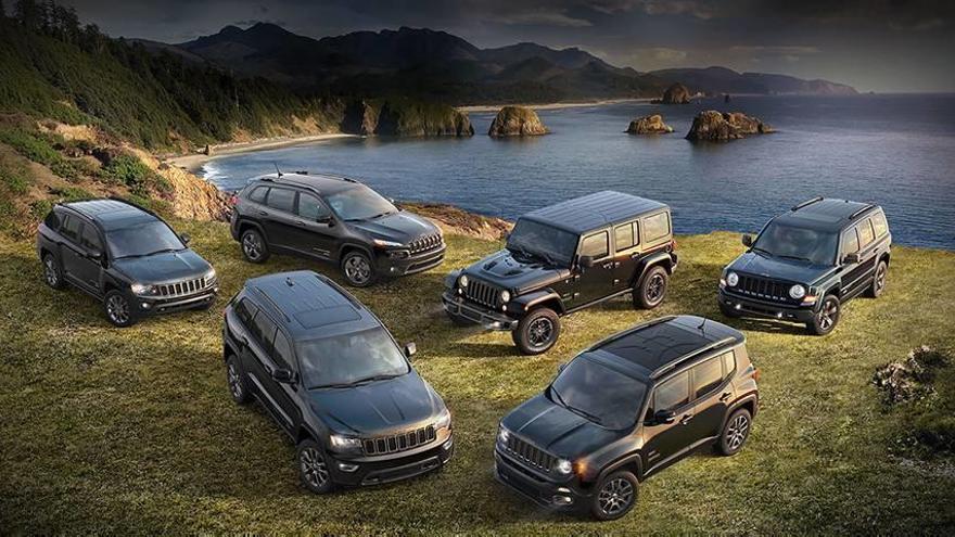 Los Renegade, Cherokee, Wrangler y Grand Cherokee (los cuatro modelos del centro) tendrán en breve una versión especial y limitada para conmemorar los 75 años del afamado fabricante