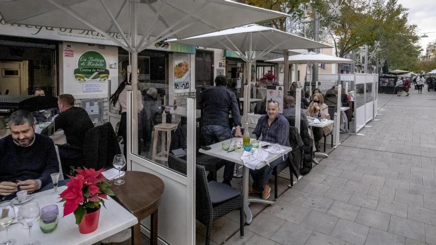 Restaurants und Cafés dürfen seit Wochen nur außen bedienen.