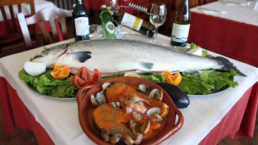 Una propuesta a base de salmón preparada por un restaurante local.  // Bernabé/Luismy