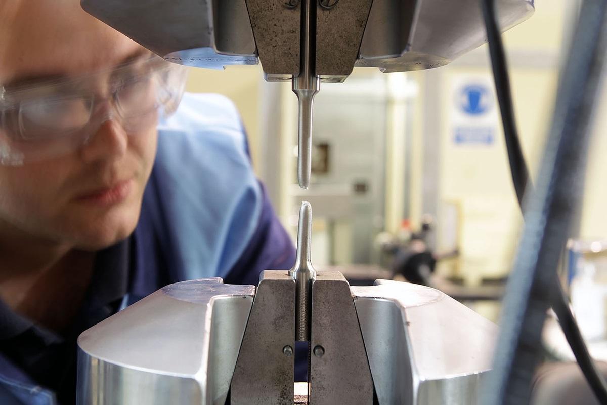 Laboratorio de ensayos mecánicos de Aimen, una de las empresas propuesta por la CIAF para analizar los carriles de Adamuz, en una imagen de su web oficial.