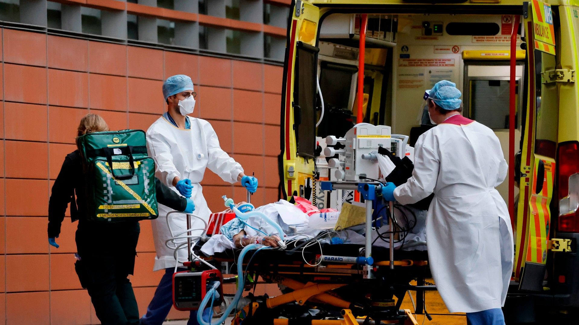Unos sanitarios llevan en camilla a un paciente al Hospital Royal de Londres, este martes