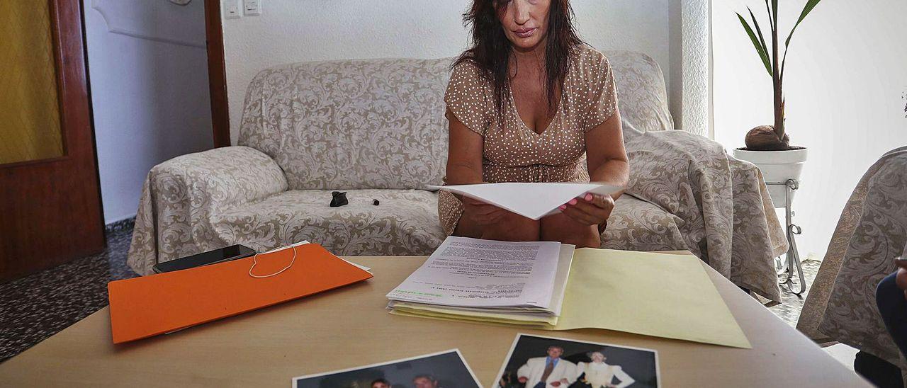 Ana Menchón muestra fotografías y la documentación judicial del caso de su marido, José Sánchez.