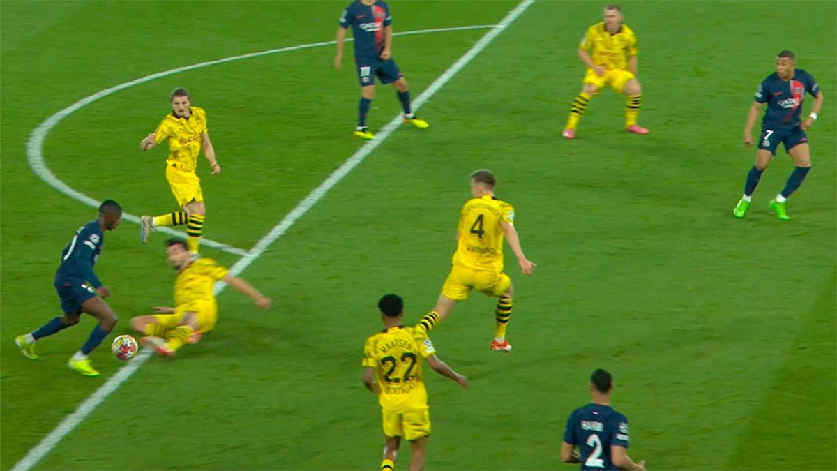 PSG - Borussia Dortmund | El PSG reclamó penalti de Hummels a Dembélé