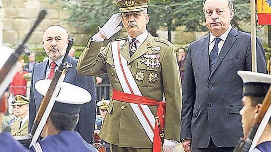 El alcalde de A Coruña, el general Aparicio y Antón Louro, durante la celebración de la Pascua Militar en A Coruña.  // Fran Martínez