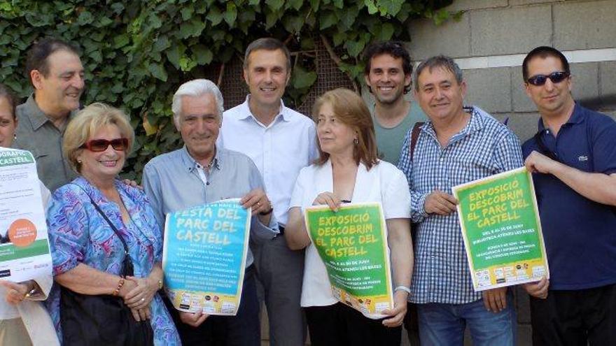 Representants veïnals, docents i municipals, ahir a l&#039;accés al parc pel costat de l&#039;antiga Pista Castell