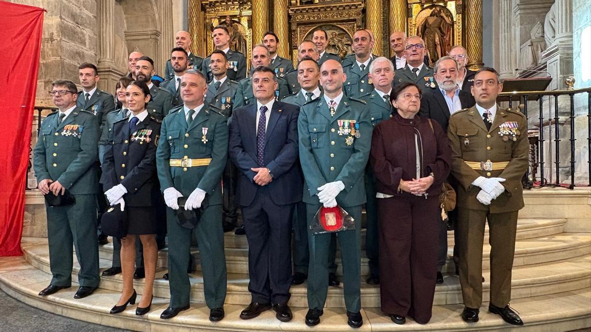Foto de familia de los agentes de la Guardia Civil de Cangas del Narcea en la basílica.