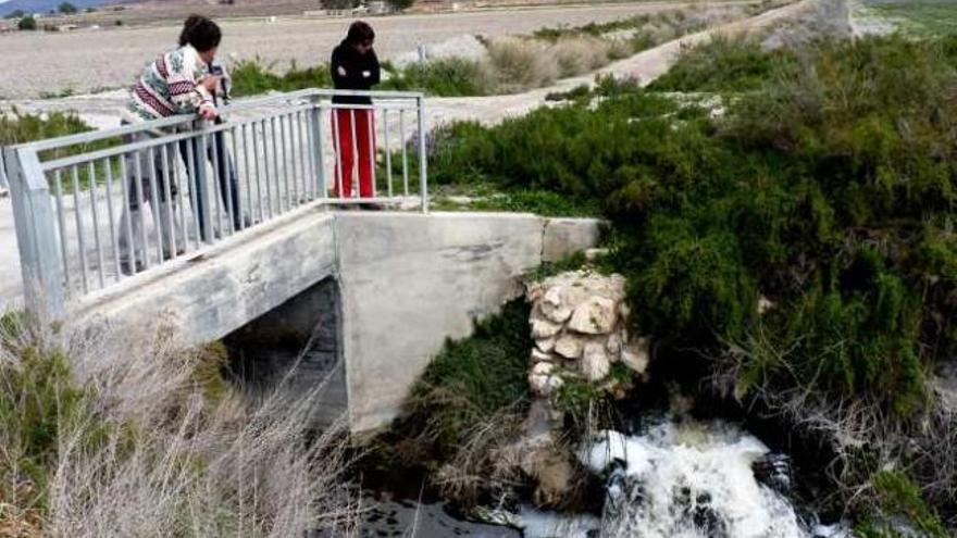 La salida de las aguas de la depuradora de Villena a la Acequia del Rey que confluyen en el Vinalopó y el caudal que aportan las Salinas del Salero.
