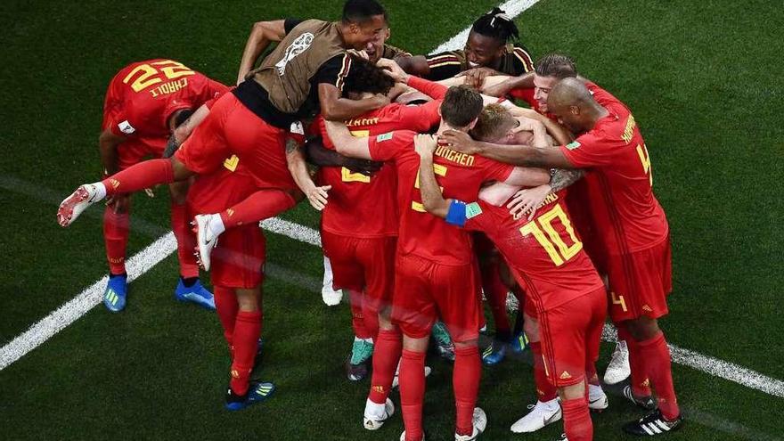Los &quot;diablos rojos&quot; celebran el gol que les dio el pase a cuartos de final. // AFP